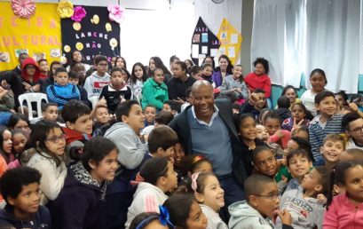 Abraço de uma criança/dia do abraço.